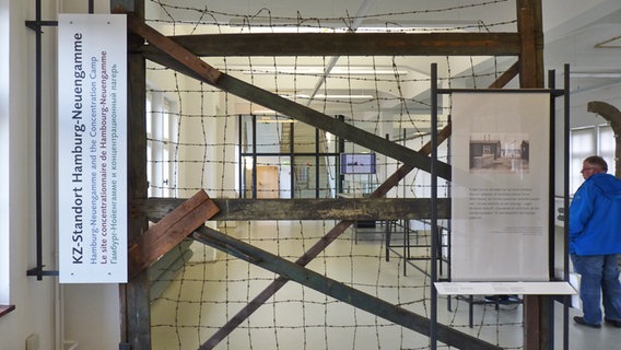 Flügel des Eingangstores zum ehemaligen Konzentrationslager Neuengamme in der  Ausstellung der KZ-Gedenkstätte © NDR Foto: Irene Altenmüller