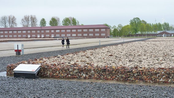 Ehemaliger Appellplatz auf dem Gelände der  KZ-Gedenkstätte in Hamburg-Neuengamme © NDR Foto: Irene Altenmüller