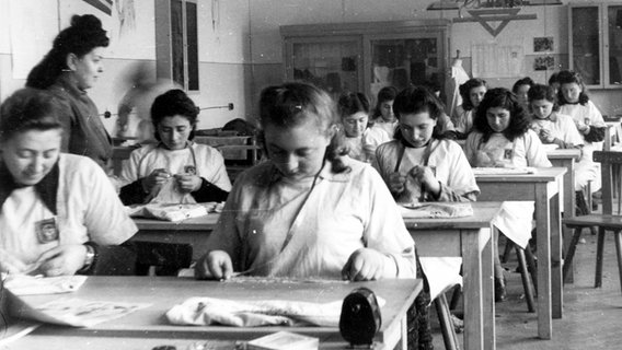 Ausbildung von Schneiderinnen in einer Schule der jüdischen Hilfsorganisation ORT in Neustadt in Holstein, 1947-1948. Die Schule war als Teil des DP-Lagers in der bisherigen Marineschule untergebracht. © Photo Dreyer Neustadt/ Archive Ref. p06a145 