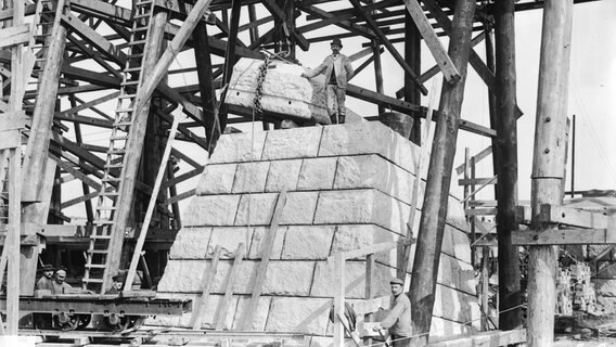 Versetzen der Granitsteine am nördlichen Übergangspfeiler an der Hochbrücke Rendsburg © Landesarchiv Schleswig-Holstein LASH 30_IV_40, Abt. 2003.8 Nr. 1530 