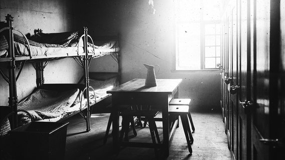 Schlafsaal in einer Baracke © Landesarchiv Schleswig-Holstein LASH LSH_1143499900013 