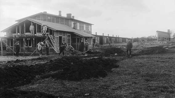 Bau der Baracke Projensdorf © Landesarchiv Schleswig-Holstein LASH LSH_69_V_43 