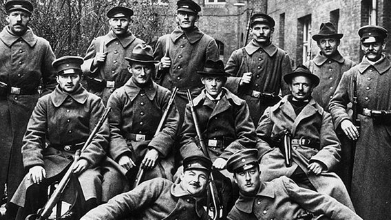 Gruppe bewaffneter Arbeiter und Soldaten in Kiel im November 1918. © picture-alliance / akg-images 