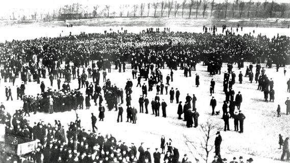 Blick auf demonstrierende Matrosen in Kiel im November 1918. © picture-alliance / dpa 