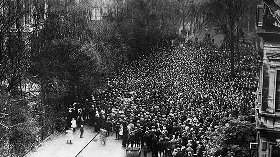 Demonstration der Matrosen in Wilhelmshaven am 5. November 1918. © picture-alliance / akg-images 