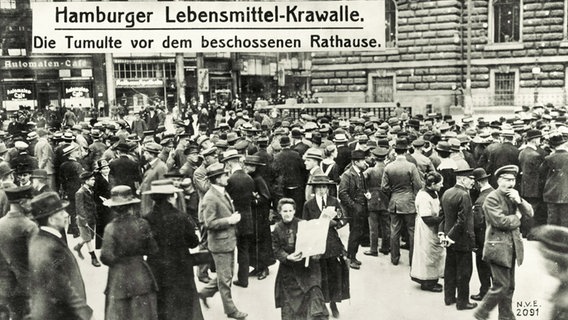 Historische Aufnahme einer Menschenmenge vor dem Hamburger Rathaus während der Hamburger Lebensmittel-Krawalle. © picture-alliance/akg-images 