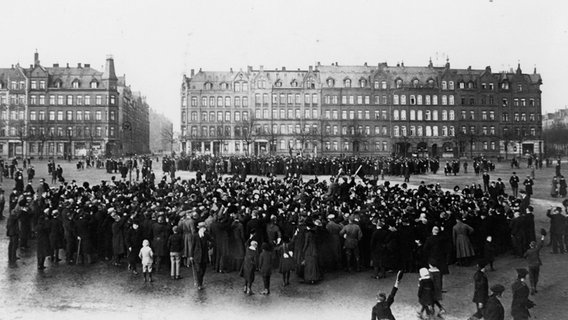 Zahlreiche Menschen versammeln sich auf dem Wilhelmplatz in Kiel im November 1918. © Landeshauptstadt Kiel Foto: Meyer, Ernst