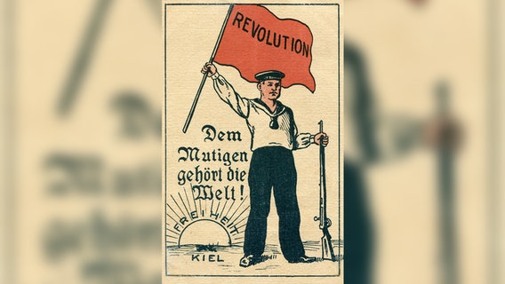 Eine Postkarte zeigt einen Matrosen mit einer roten Flagge in der Hand mit der Überschrift "Revolution". © Landeshauptstadt Kiel 