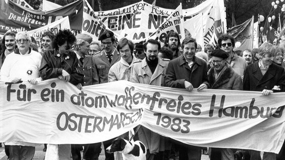 Teilnehmer des Ostermarsches in Hamburg 1983 tragen ein Transparent mit der Aufschrift "Für ein atomwaffenfreies Hamburg". © picture-alliance / dpa 