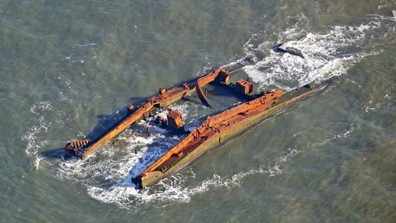 Wrack der "Pallas" in der Nordsee vor Amrum. © dpa /picture alliance Foto: Carsten Rehder