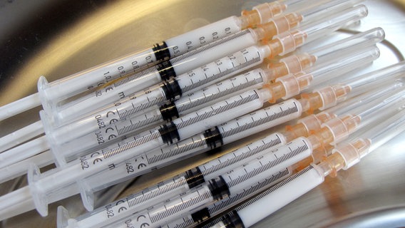 Spritzen mit dem H1N1-Impfstoff Pandemrix liegen am Dienstag (10.11.2009) im Gesundheitsamt Kassel in einer Schale. © picture-alliance/ dpa Foto: Uwe Zucchi
