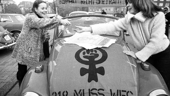 Mit einem Autokorso demonstriert am 22.10.1975 die Frauen-Aktion Dortmund FAD gegen das Bestehen des § 218, mit dem die Abtreibung unter Strafe gestellt wird, und für ein Selbstbestimmungsrecht der Frauen. © picture alliance / Klaus Rose Foto: Klaus Rose