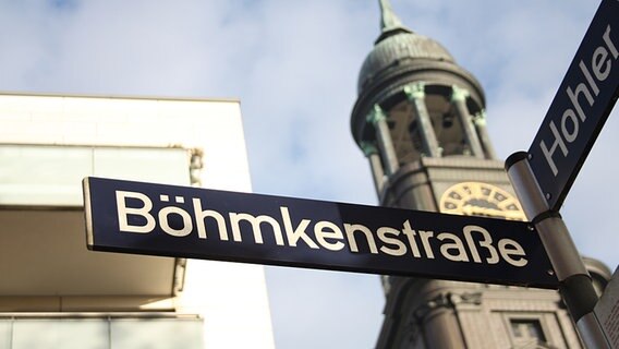 Straßenschild "Böhmkenstraße" vor dem Turm der Michaeliskirche in Hamburg. © NDR Foto: Oliver Diedrich