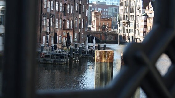 Blick durch ein Brückengeländer auf das Nikolaifleet in Hamburg. © NDR Foto: Oliver Diedrich