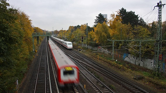 S-Bahn und ICE fahren in Hamburg zwischen Sternschanze und Dammtor. © NDR Foto: Oliver Diedrich