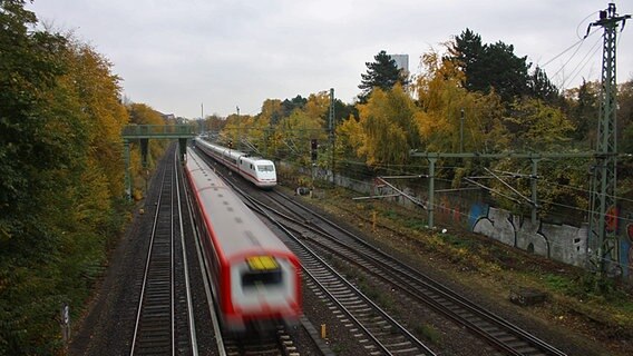 S-Bahn und ICE fahren in Hamburg zwischen Sternschanze und Dammtor. © NDR Foto: Oliver Diedrich