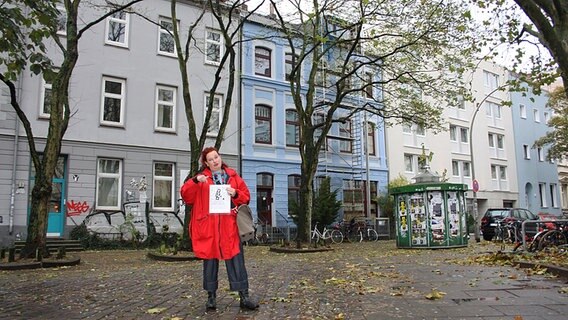 Stadtführerin Wiebbke Johannsen zeigt am Paulinenplatz in Hamburg-St.Pauli, wo sich vor 300 Jahren der Pesthof befand. © NDR Foto: Oliver Diedrich