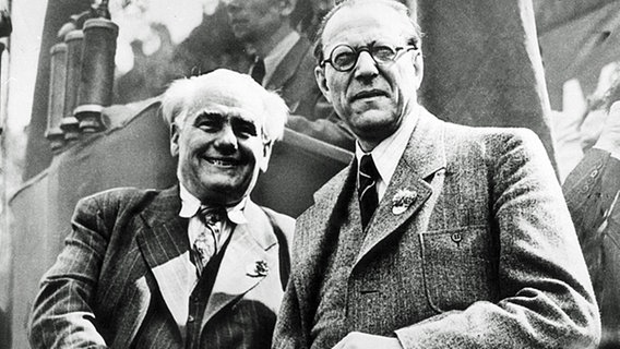 Wilhelm Pieck (links) und Otto Grotewohl am 11. Oktober 1949. © picture-alliance/akg-images 