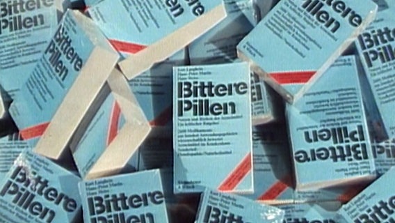 Mehrere Bücher des Arznei-Ratgebers "Bittere Billen" Mehrere Bücher des Arznei-Ratgebers "Bittere Billen" © NDR