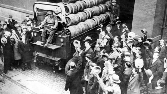 Nach Aufhebung der Prohibition wird ein aus der Brauerei kommender Lastwagen mit Bierfässern freudig begrüßt. © picture-alliance / brandstaetter images/Austrian Archives 