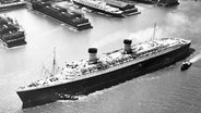 Das damals größte Passagierschiff der Welt, die Queen Elizabeth (vorn), trifft am 30.06.1952 im Hafen von New York ein © picture alliance / dpa | UPI 