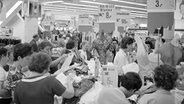 Großer Andrang herrschte am 30.07.1962 zu Beginn des Sommerschlussverkaufs in den Geschäften in der Innenstadt von Nürnberg. © picture alliance / Erk Wirginings Foto: Erk Wirginings