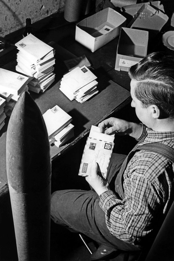 Ein Postmitarbeiter befüllt im Jahr 1959 eine Rakete mit Briefsendungen. © DB dpa 