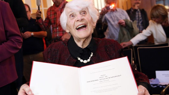 Die 102 Jahre alte Ingeborg Rapoport hält ihre Doktorurkunde in den Händen © picture alliance Foto: Bodo Marks