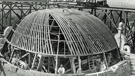 Arbeiter beim Bau der Kuppel des Neuen Rathauses in Hannover © Historisches Museum Hannover 