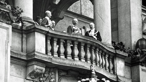 Personengruppe mit Stadtdirektor Heinrich Tramm (r.) und Kaiser Wilhelm II. (M.) 1913 auf dem Balkon des Neuen Rathauses in Hannover © Historisches Museum Hannover 