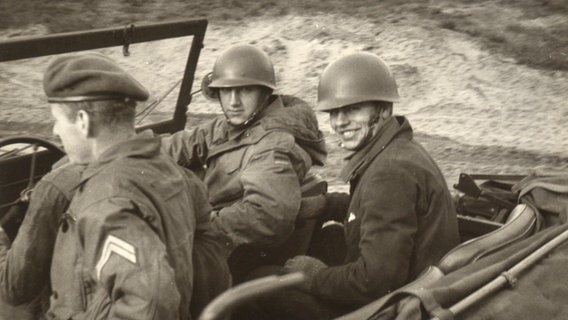 Rolf Leptien (Mitte) bei der Panzereinheit in Boostedt. © NDR 