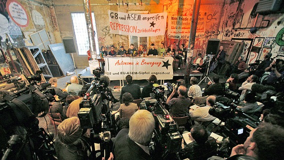 Zahlreiche Journalisten sind am 22.05.2007 im linken Szene-Treff Rote Flora in Hamburg zu einer Pressekonferenz von G8-Protestgruppen gekommen. © picture-alliance / dpa-Report Foto: Sebastian Widmann