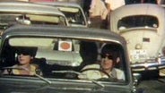 Privatauto mit "Rotem Punkt" hinter der Windschutzscheibe im Sommer 1969 in Hannover.  