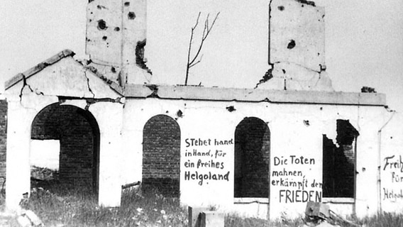 An einer Ruine auf Helgoland stehen 1951 Parolen zur Rückgabe der Insel. © Museum Helgoland 