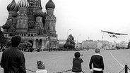 Mathias Rust fliegt mit einer Cessna über den Roten Platz in Moskau © dpa Foto: Lehtikuva Oy