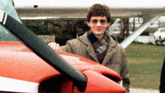 Mathias Rust vor einem Flugzeug, 1987 © dpa 