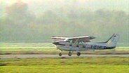 Die Cessna 172 des Kremlfluges bei der Landung in Wedel am 19. Oktober 1987. © NDR 