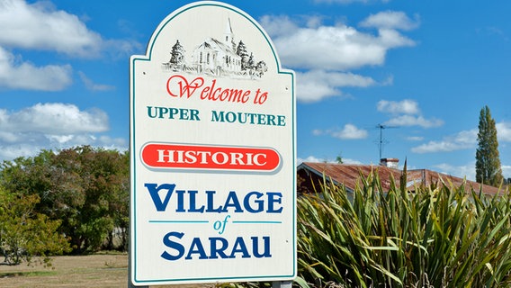 Das Ortsschild des Dorfes Upper Moutere in Neuseeland, das von Deutschen gegründet wurde und früher Sarau hieß. © NDR Foto: Folker Wergin