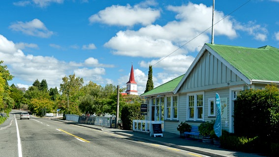 Die Hauptstraße im von deutschen Siedlern gegründeten Dorf Upper Moutere in Neuseeland © NDR Foto: Folker Wergin