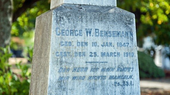 Grabstein auf dem Friedhof des von deutschen Siedlern gegründeten Dorfs Upper Moutere in Neuseeland © NDR Foto: Folker Wergin