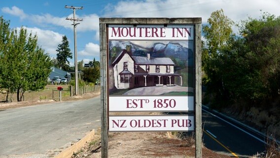Hinweisschild auf das "Moutere Inn", einen Pub im von deutschen Siedlern gegründeten Dorf Upper Moutere in Neuseeland © NDR Foto: Folker Wergin