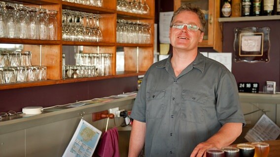 David Watson, Betreiber des "Moutere Inn", des Pubs im von deutschen Siedlern gegründeten Dorf Upper Moutere in Neuseeland © NDR Foto: Folker Wergin