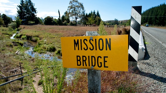 Ein Schild mit der Aufschrift "Mission Bridge" in der Nähe des von deutschen Siedlern gegründeten Dorfs Upper Moutere in Neuseeland © NDR Foto: Folker Wergin