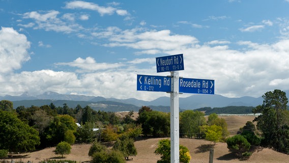 Straßenschild in der Nähe des von deutschen Siedlern gegründeten Dorfes Upper Moutere in Neuseeland. © NDR Foto: Folker Wergin