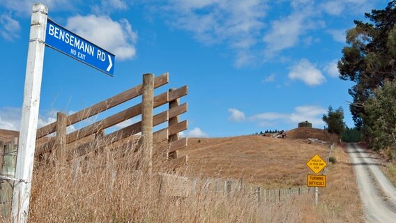 Straßenschild in der Nähe des von deutschen Siedlern gegründeten Dorfes Upper Moutere in Neuseeland. © NDR Foto: Folker Wergin