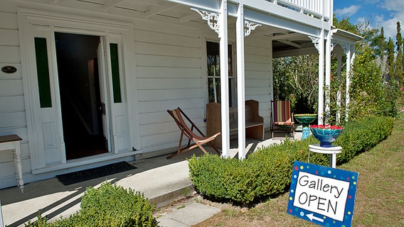 Ein Künstleratelier im von deutschen Siedlern gegründeten Dorf Upper Moutere in Neuseeland. © NDR Foto: Angela Hachmeister