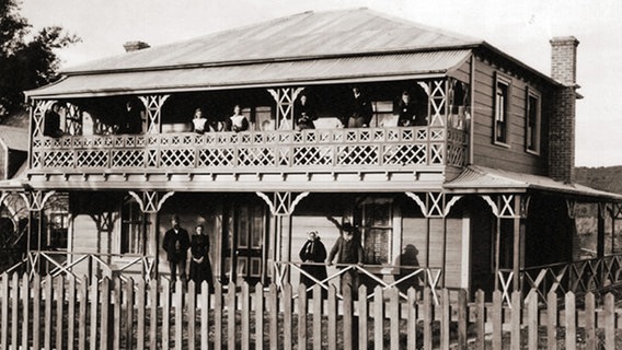 Historisches Foto eines Wohnhauses in Upper Moutere, Neuseeland, das vom deutschen Einwanderer Fred Bensemann erbaut wurde. © Hans Eggers Website 