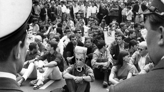 Demonstranten im Sitzstreik gegen den Besuch des persischen Schahs Reza Pahlavi 1967 in Berlin. © picture-alliance Foto: Joachim Barfknecht