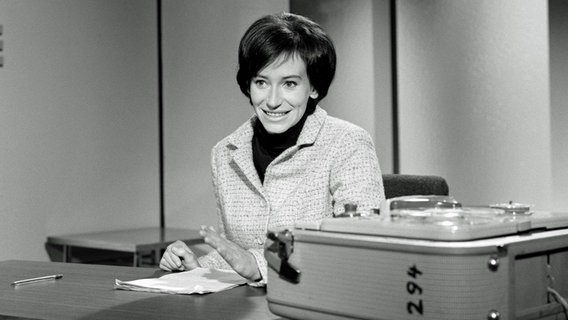Margarete Schaumann, Moderatorin "Deutsch für Deutsche" (1965). © NDR 