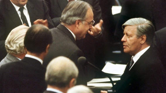 Helmut Schmidt gratuliert am 1. Oktober 1982 Helmut Kohl im Bonner Bundestag zu dessen Wahl zum Bundeskanzler. © dpa Foto: Jörg Schmitt